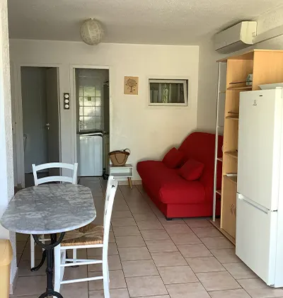 Salon avec couchage convertible de la villa au Grau d'Agde